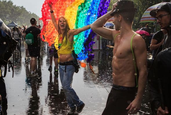 La gente baila por las calles de Berlín.