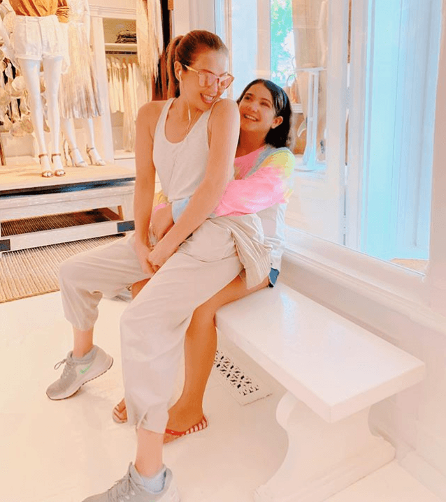 Hay fotografías de Thalía y sus personajes de telenovela que las delatan.