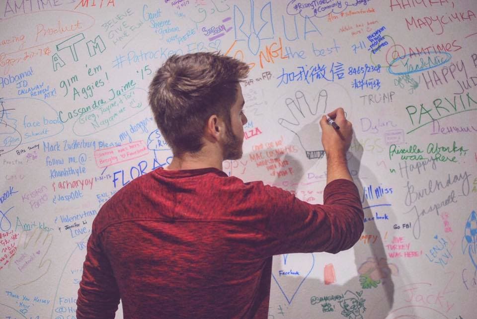 En la imagen, Michael en Facebook, realizando una explicación a sus compañeros de equipo sobre nuevas ideas de videojuegos.