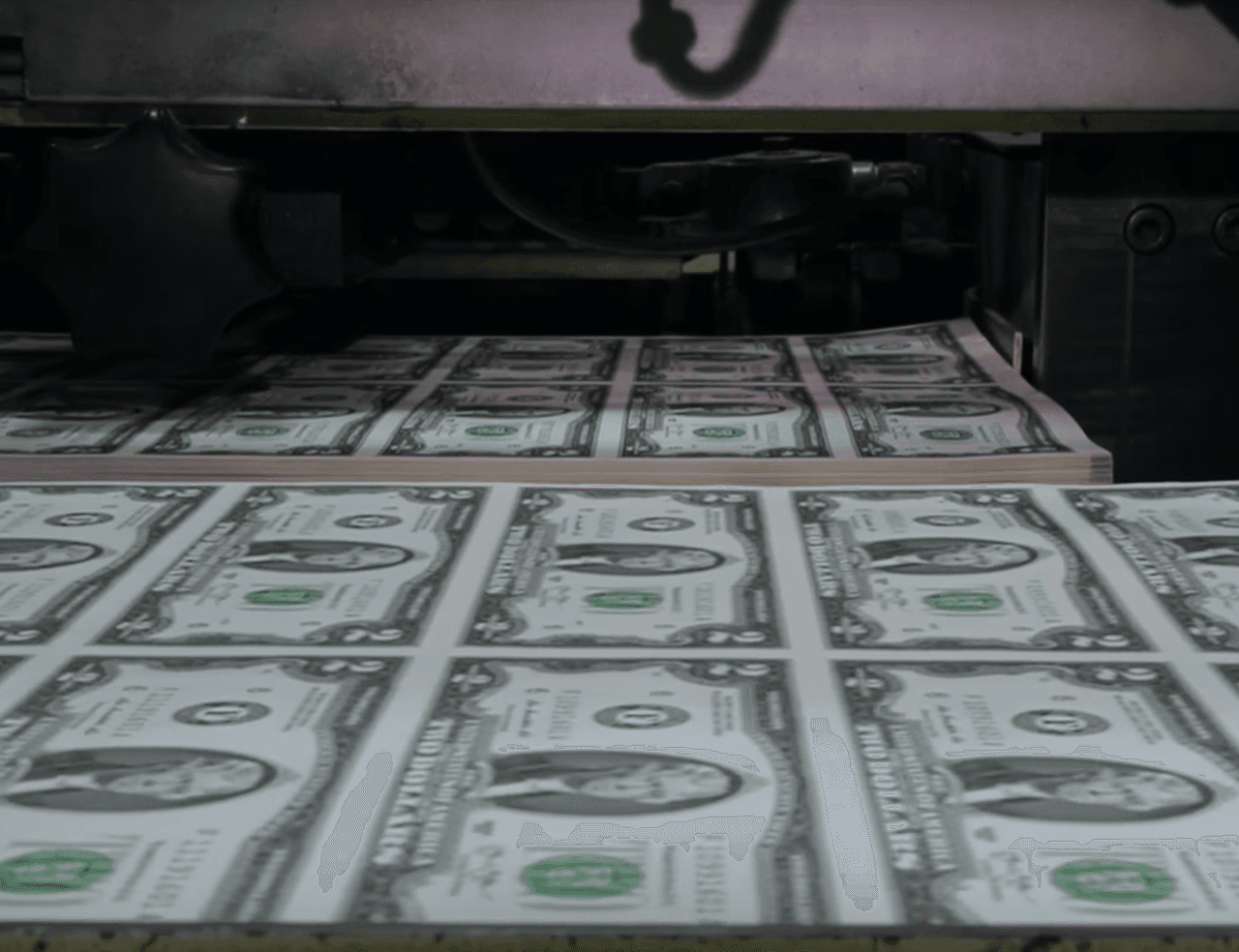 Sin embargo, hay una especulación y creencia popular que justifica su baja impresión, y está relacionada a un personaje que aparece en el reverso del billete.