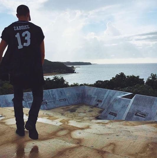 Su deporte favorito es el baloncesto.