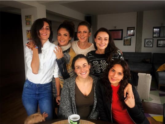 Ahora que está dándose un descanso ha podido reunirse también con sus mejores amigas. Aquí la vemos con la también actriz Adriana Louvier y con su hermana, Marimar Vega.