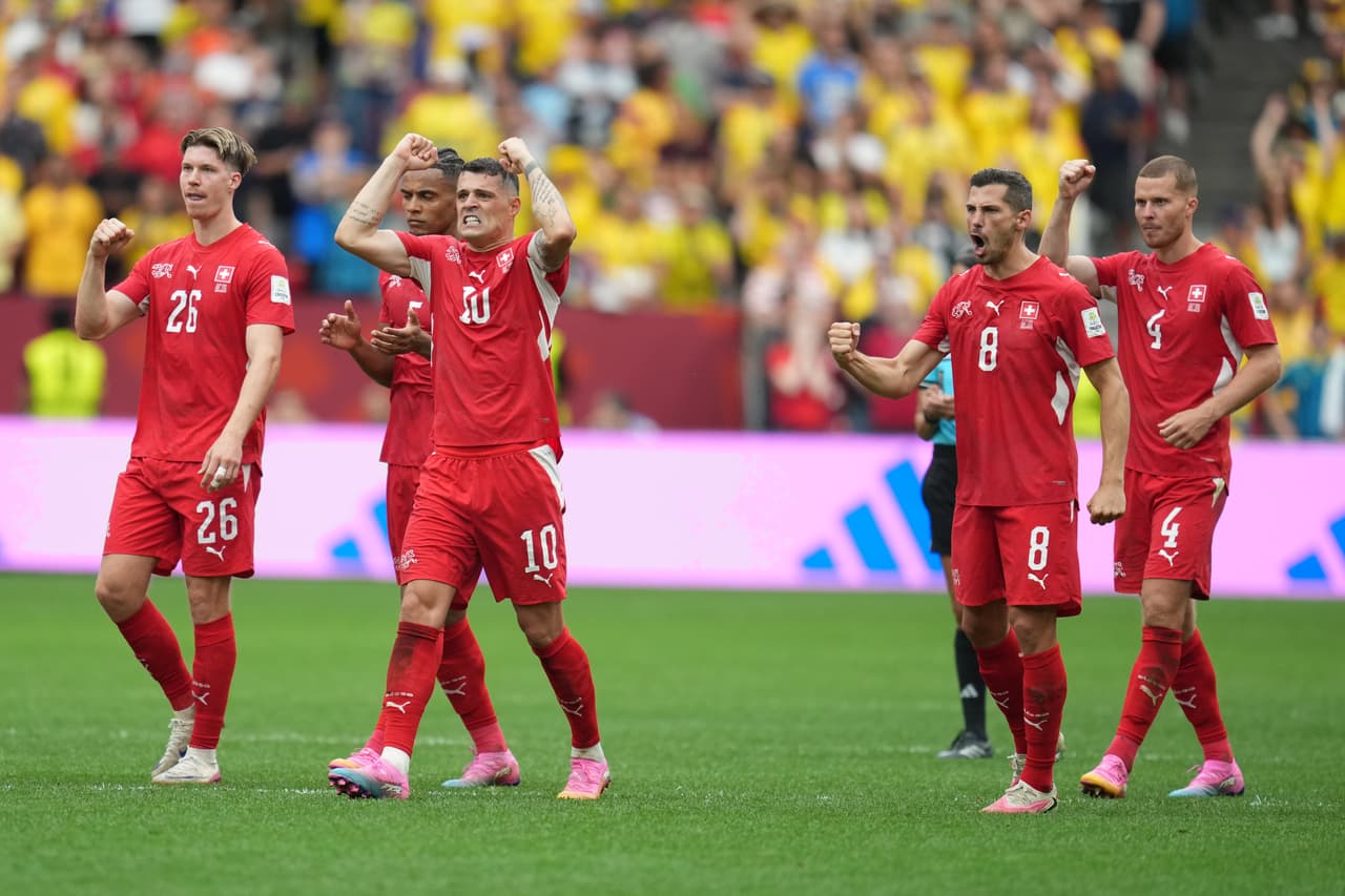 Jugadores suizos observan la tanda de penales durante el partido de octavos de final de la Copa Mundial de fútbol entre Suiza y Colombia en Vancouver, Columbia Británica, el martes 7 de julio de 2026. (Foto AP/Abbie Parr)
