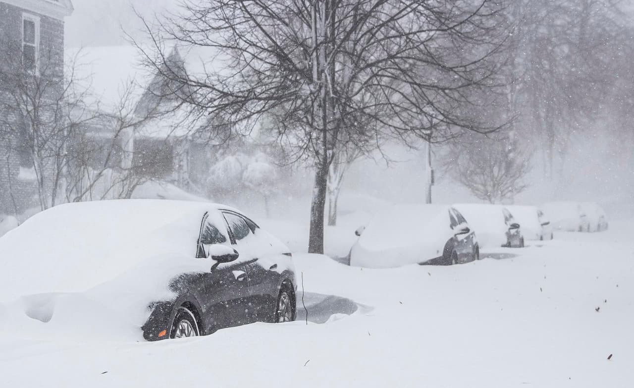 La tormenta desencadenó toda su furia en Buffalo, con vientos huracanados y nieve que incluso obligaron a paralizar los trabajos de rescate. La gobernadora de Nueva York, Kathy Hochul, dijo que casi todos los camiones de bomberos de la ciudad se quedaron varados el sábado e imploró a la gente el domingo que respetara la prohibición de circular por la región. Las autoridades informaron de que el aeropuerto permanecerá cerrado hasta el martes por la mañana. El Servicio Meteorológico Nacional informó de que la nieve total en el Aeropuerto Internacional de Buffalo Niágara fue de 43 pulgadas (109 centímetros) a las 7:00 de la mañana del domingo.