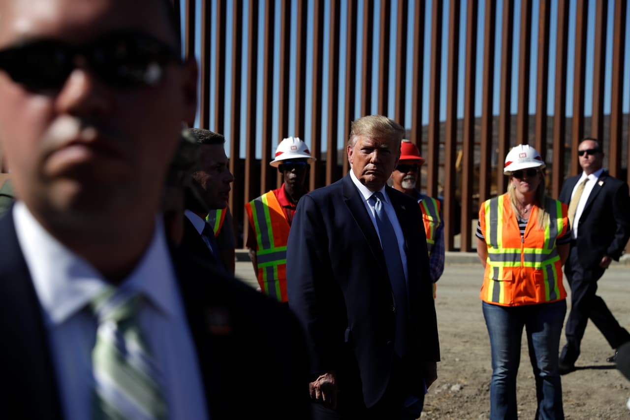 El presidente Trump informó que
<b>20 alpinistas de clase mundial</b> probaron a subir diferentes prototipos del muro y que este, el que se está renovándose en Otay Mesa, San Diego, fue el más difícil de escalar. "No se puede escalar ese muro", puntualizó.