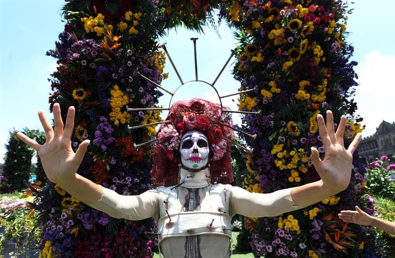 Las flores y frutas partidas a la mitad, son elementos característicos en la obra de la artista mexicana, como “La novia asustada de ver la vida abierta” o su famoso cuadro “Viva la vida”.