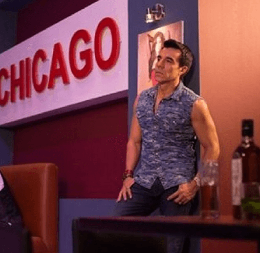 Adrián Uribe interpreta al Johnny, un joven despreocupado que le huye al compromiso.