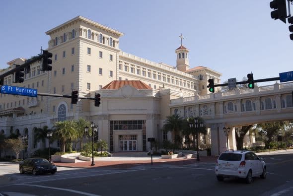 Según Buzzy Jackson , corresponsal del periódico The Boston Globe, nunca hay un buen momento para empezar una nueva religión, ya que si bien los peligros comunes que se utilizaban en el pasado incluían apedreamiento o crucifixión, los profetas de hoy en día uno se enfrentan a un nuevo obstáculo, como es la comprobación de los hechos. Jackson dice que el libro de Lawrence Wright, Going Clear " Scientology, Hollywood & Prison of Belief, es apasionante, y finalmente trágico y que lo que revea acerca de la organizac ión, cuya sede se encuentra en Clearwater, Florida, va a molestar a todo el que lo lea. En la lista de celebridades que abrazan esta religión, fundada por L. Ron Hubbard, se encuentran John Travolta, Kirstie Alley, Beck, Will Smith, and Greta Van Susteren, entre otros. Wright, ganador de un Premio Pulitzer, indica en su libro que aunque solo hay de 25,000 a 30,000 miembros activos, la iglesia tiene $1 billion en activos líquidos, una figura que eclipsa los bienes de la mayoría de las mayores religiones del mundo.