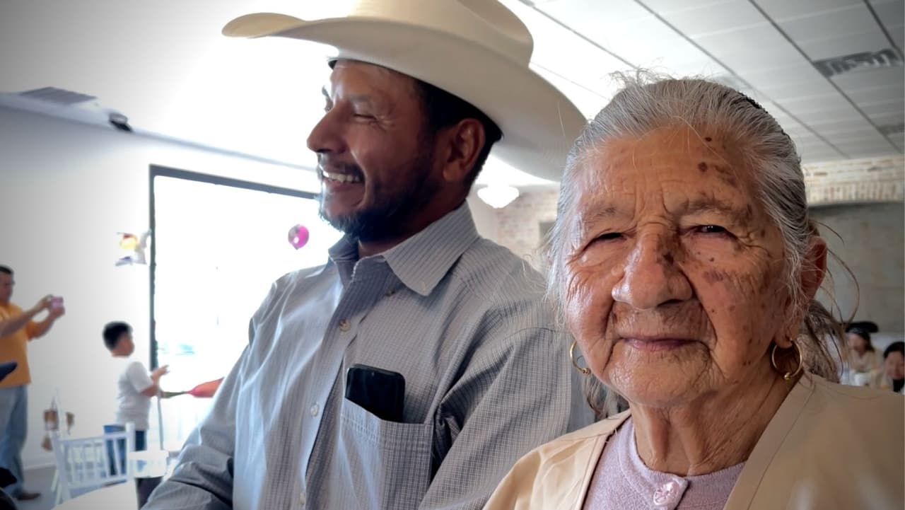 “Yo soñaba que pasaba el río y veía a mi hijo”: mamá ve 25 años después a su hijo inmigrante