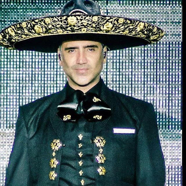 El traje de charro es uno de los estilos que mantiene vigente el cantante, quien inició su carrera con el lanzamiento de su disco homónimo, en 1992.