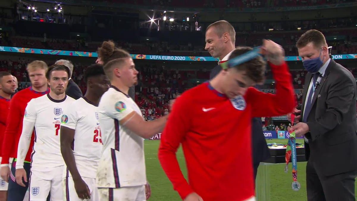 Inglaterra actúa a lo Edu Vargas y se quita la la presea de subcampeón