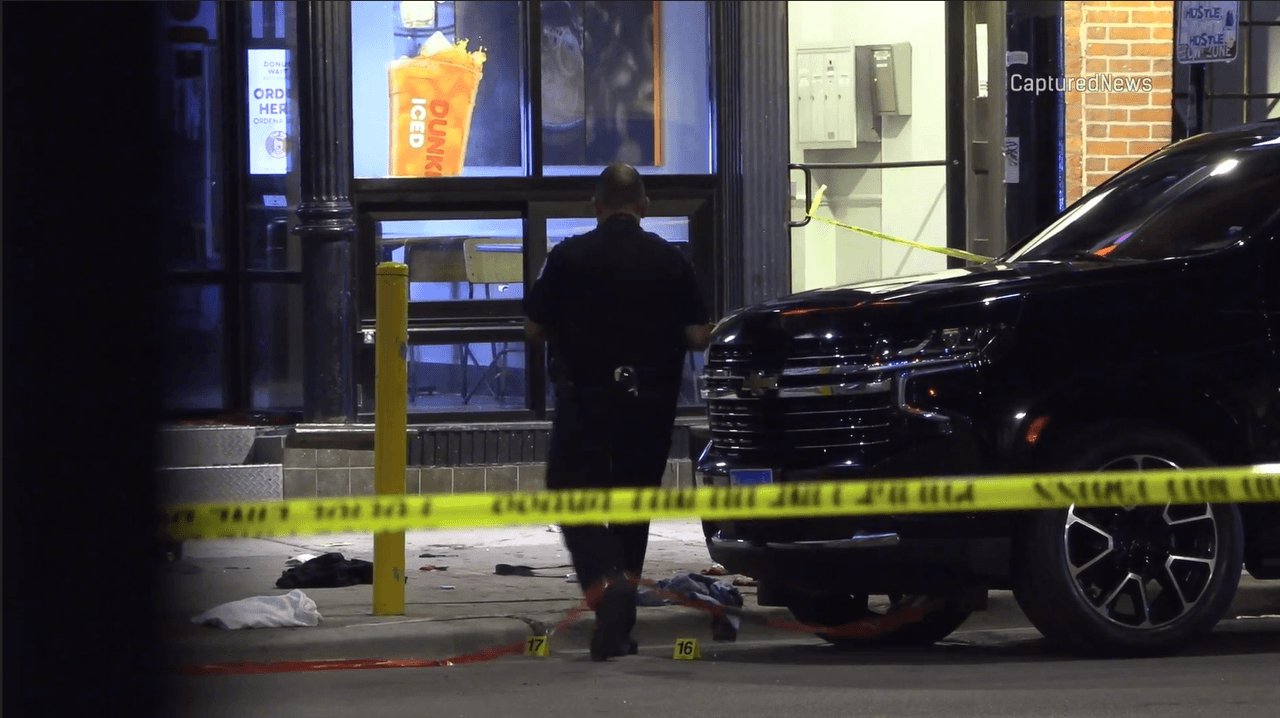 <a href="https://www.univision.com/local/chicago-wgbo/tiroteo-fiesta-rapera-mello-buckzz-muertos-heridos-chicago" target="_blank">Un tiroteo en la noche del 2 de julio</a> en la cuadra 
<b>300 de West Chicago Avenue en el barrio de River North,</b> dejó a 
<b>cuatro personas muertas y catorce heridas</b>, luego de que la mayoría habían asistido al lanzamiento del nuevo álbum de la 
<b>rapera Mello Buckzz.</b>