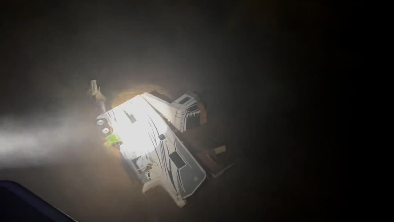 Múltiples casas rodantes son arrastradas a un río durante la tormenta en Los Ángeles