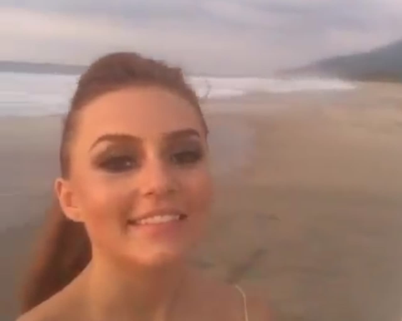 El día de ayer se dio a conocer que Angelique Boyer podría estar atrapada en Puerto Vallarta debido a la llegada del huracán Patricia.