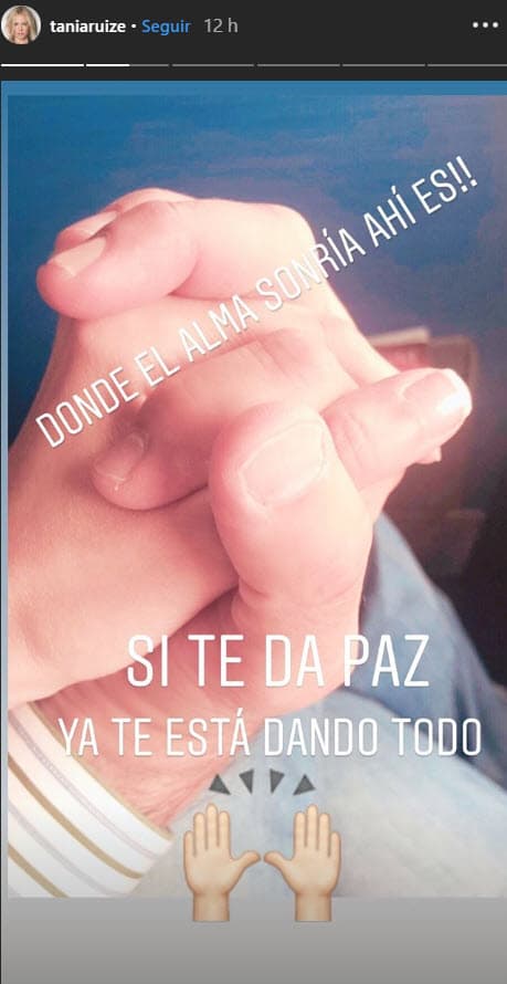 Horas más tarde, la modelo mexicana compartió en la misma red social una fotografía con un mensaje donde se ven dos manos entrelazadas, que podrían ser la suya y la del expresidente mexicano.