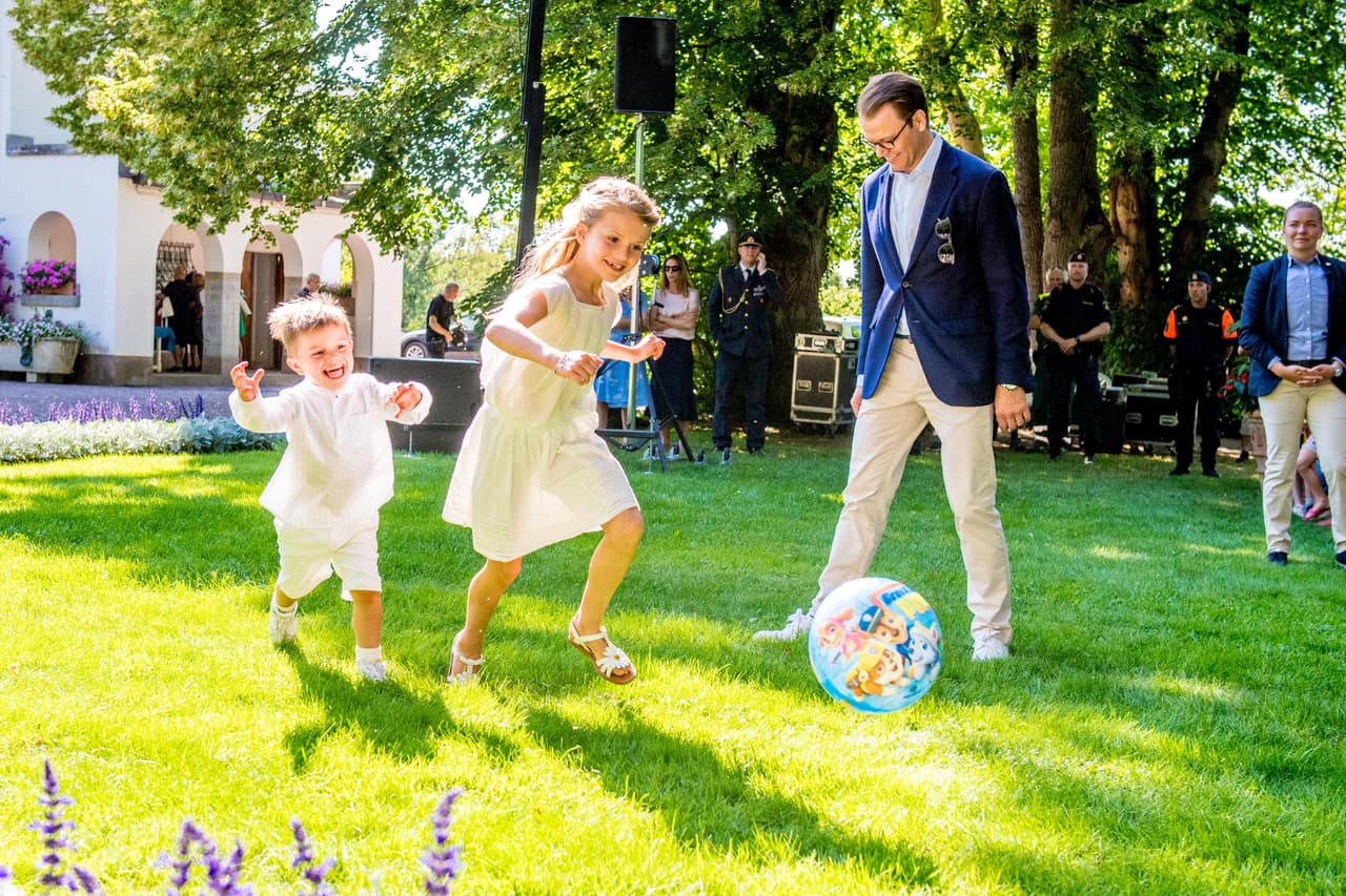 Margareta Thorgen, jefa del Departamento de Información de la Corte Real, dijo en un comunicado: "La corte puede confirmar que la princesa Estelle ha sufrido una fractura de la extremidad en relación con el esquí. Está enyesada y, por lo demás, bien".
<br>