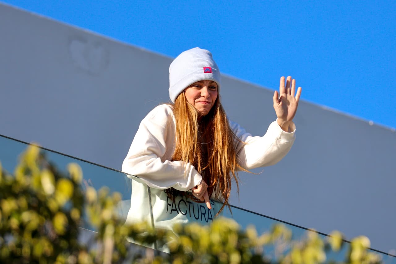 Shakira salió a saludar a sus fans desde su balcón usando una sudadera con una de las icónicas frases de su tema 'BZRP music sessions #53', el cual se dice le dedicó a Piqué: "Las mujeres facturan".