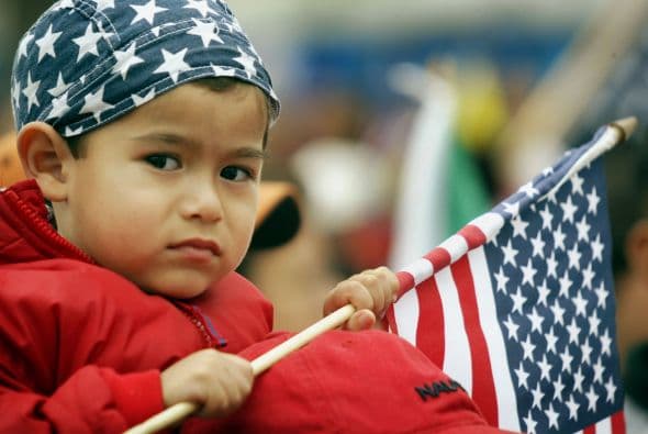 El IRS estima que el cuarto pago se enviará el 15 de octubre.
<br>
<b>Cuándo se envian los pagos</b>
<br>- 
<a href="https://www.univision.com/local/chicago-wgbo/las-familias-de-illinois-recibiran-hasta-3-600-por-hijo-de-credito-tributario-a-partir-del-15-de-julio-video">15 de julio de 2021</a> (se envió el primer pago): $300 (para menores de 5 años) y $250 (de 6 a 17 años )
<br>- 13 de agosto de 2021
<br>- 15 de septiembre de 2021
<br>- 15 de octubre de 2021
<br>
<b>- 15 de noviembre de 2021</b>
<br>- 15 de diciembre de 2021: último pago del año
<br>
<b>- Abril de 2022: segunda mitad del pago $1,800 (para menores de 5 años) y $1,500 (de 6 a 17 años)</b>