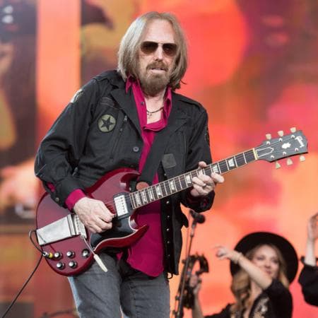 Tom Petty, integrante de la banda The Heartbreakers, falleció el 2 de octubre de 2017 a causa de un ataque al corazón mientras se encontraba en Santa Mónica, California. De acuerdo con el portal de la BBC, Petty fue encontrado inconsciente en su casa, sin respirar y fue llevado al hospital, pero no lograron reanimarlo.