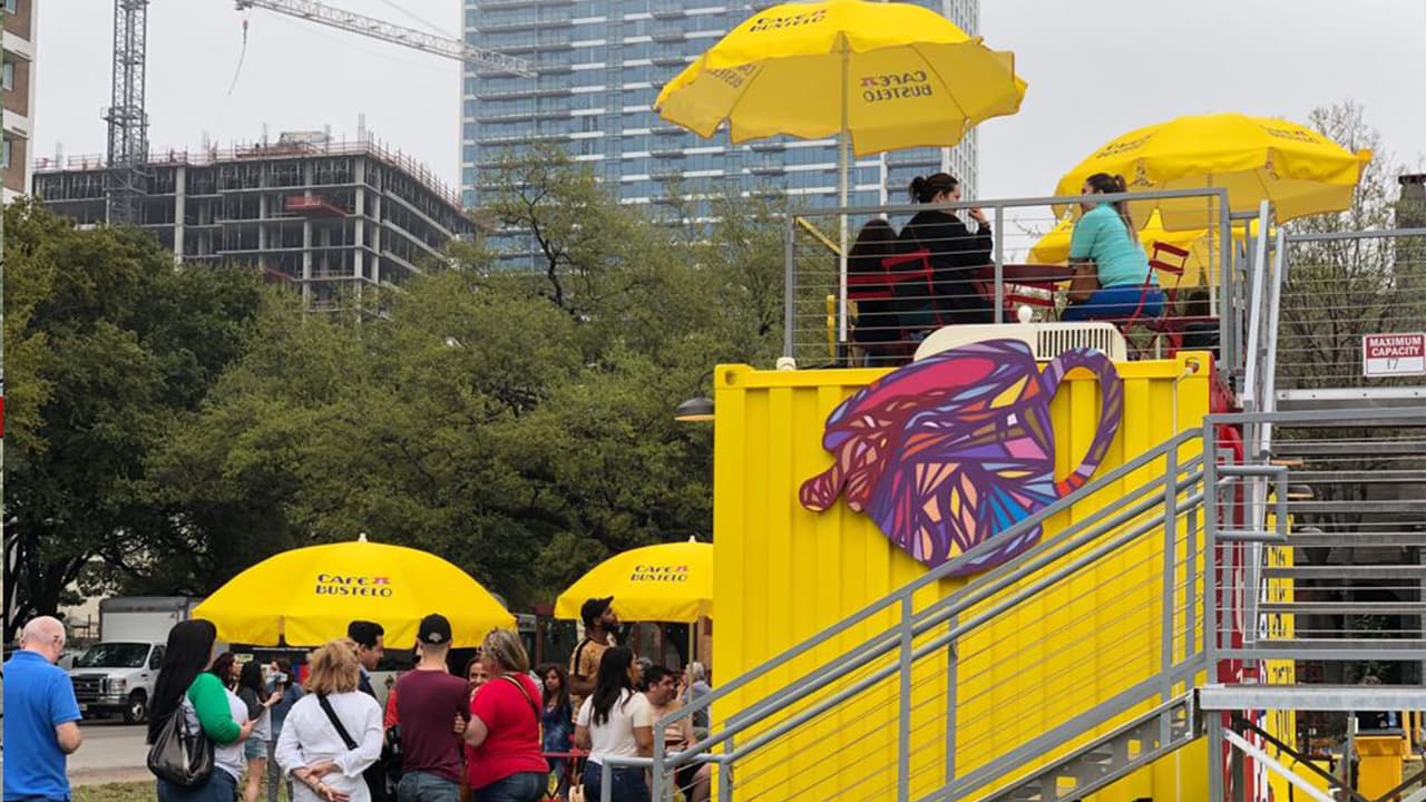 Los amantes del buen café lo disfrutran en un contenedor