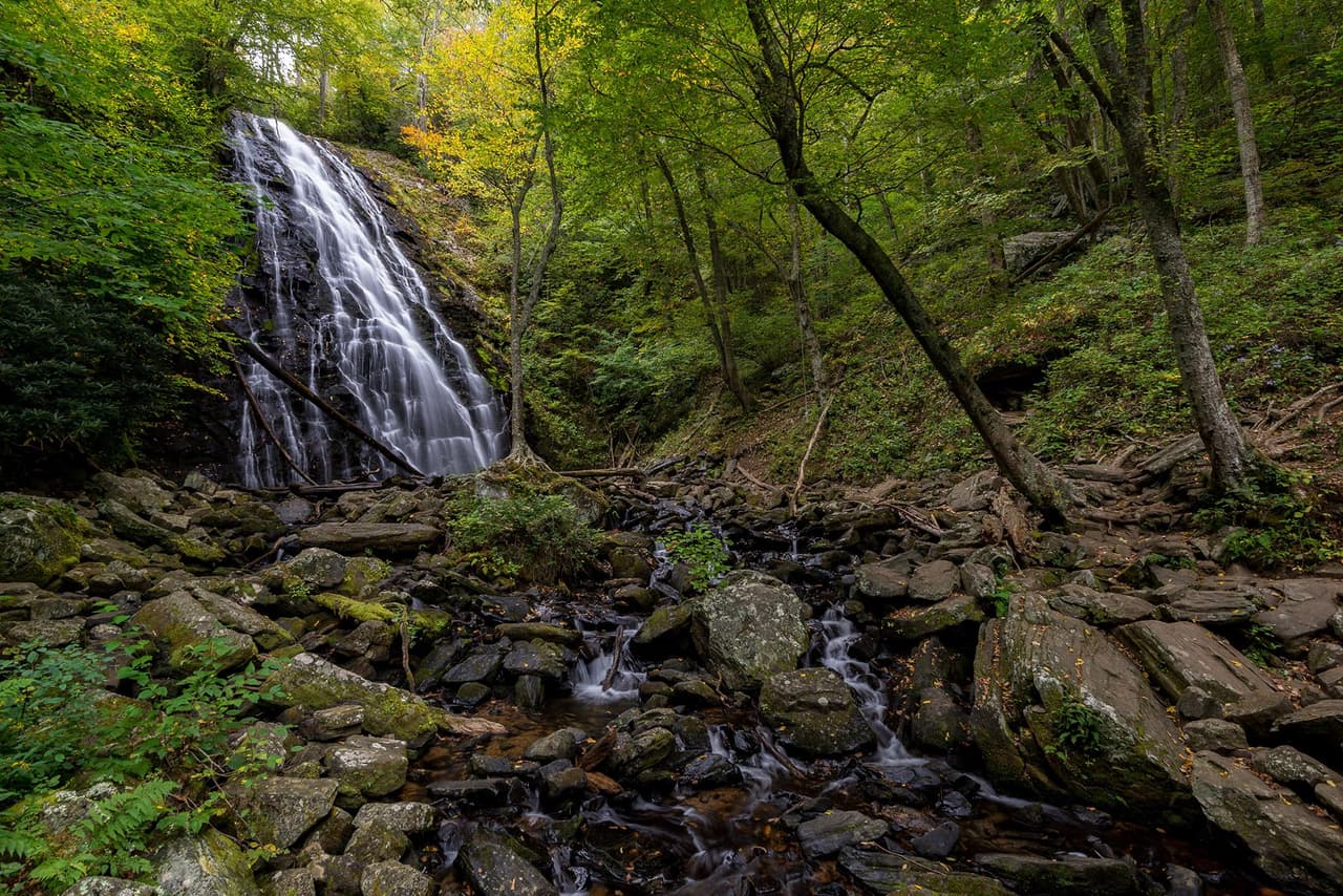 Conoce más sobre Crabtree Falls, 
<b><a href="https://www.nps.gov/blri/planyourvisit/crabtree-falls-trail.htm">aquí</a></b>.