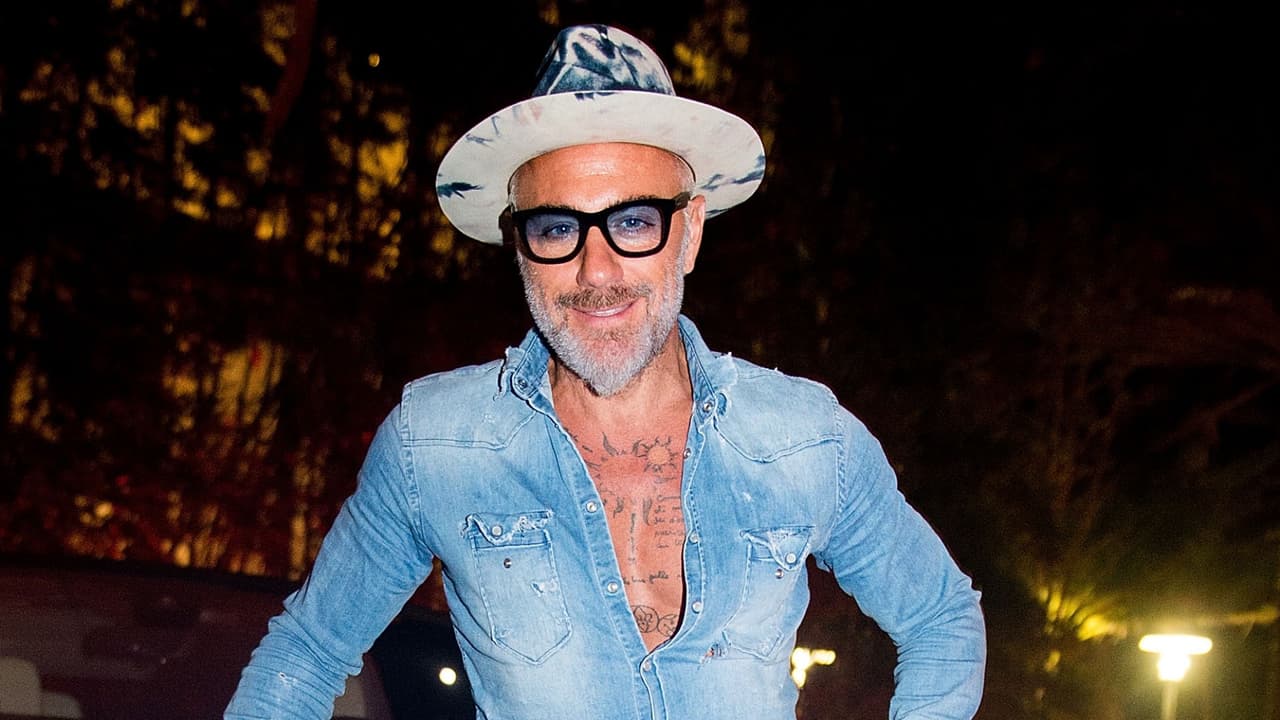 Caminar en tacones: la última ocurrencia de Gianluca Vacchi