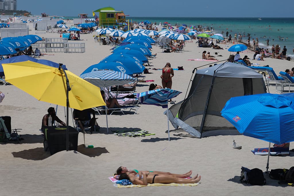 La gente disfruta el buen tiempo de Miami.