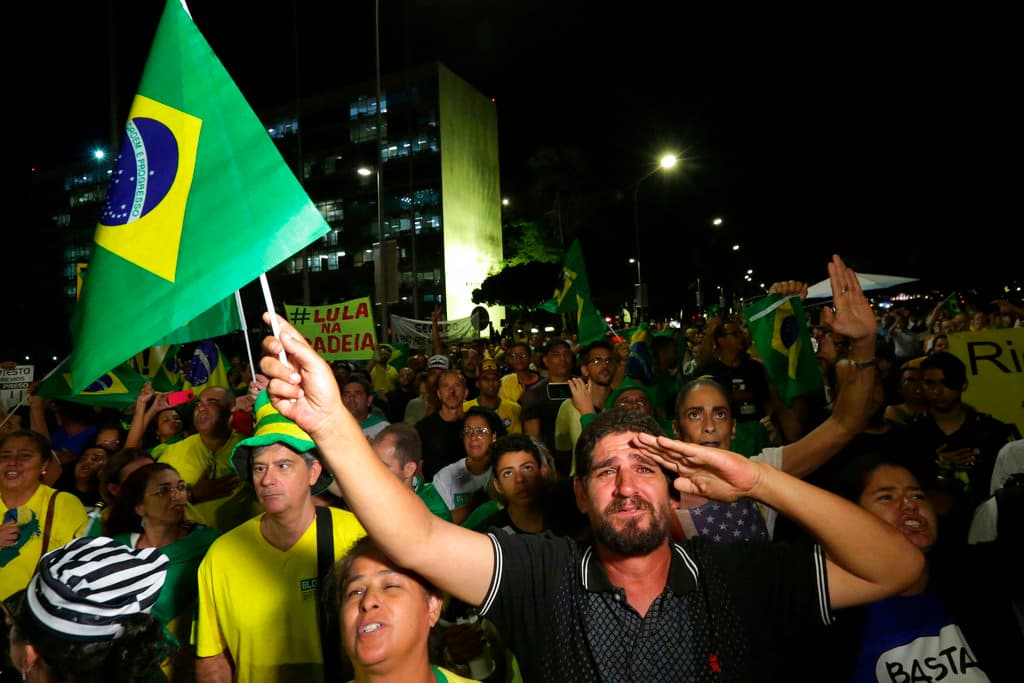 Manifestantes contrarios al expresidente de Brasil Luiz Inácio Lula da Silva siguen una sesión del Supremo Tribunal Federal de Brasil en el exterior del Congreso Nacional, en Brasilia, Brasil, el 4 de abril de 2018. (AP Foto/Eraldo Peres)