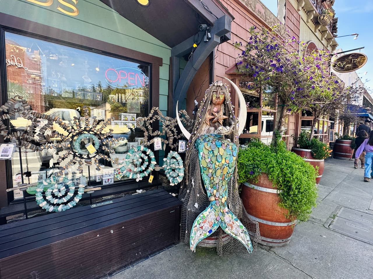 Si le gustan las
<b>antigüedades</b> o busca regalos únicos en
<b>Cambria</b>, le encantará explorar las tiendas aquí.