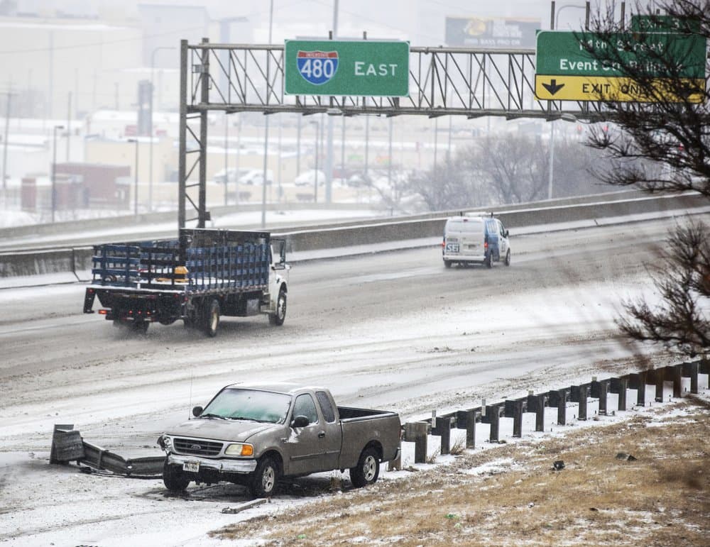 Alrededor de 250 semirremolques se retiraron de la carretera para esperar a que pasara la tormenta en la parada de camiones Petro junto a la Interestatal 80 en York, Nebraska. La gerente, Rachael Adamson, dijo que se veían acumulaciones de nieve hasta las rodillas y que el encargado de mantenimiento tenía que salir cada 30 minutos para quitar la nieve de las aceras. "No habíamos tenido tanta nieve en bastantes años", dijo Adamson.