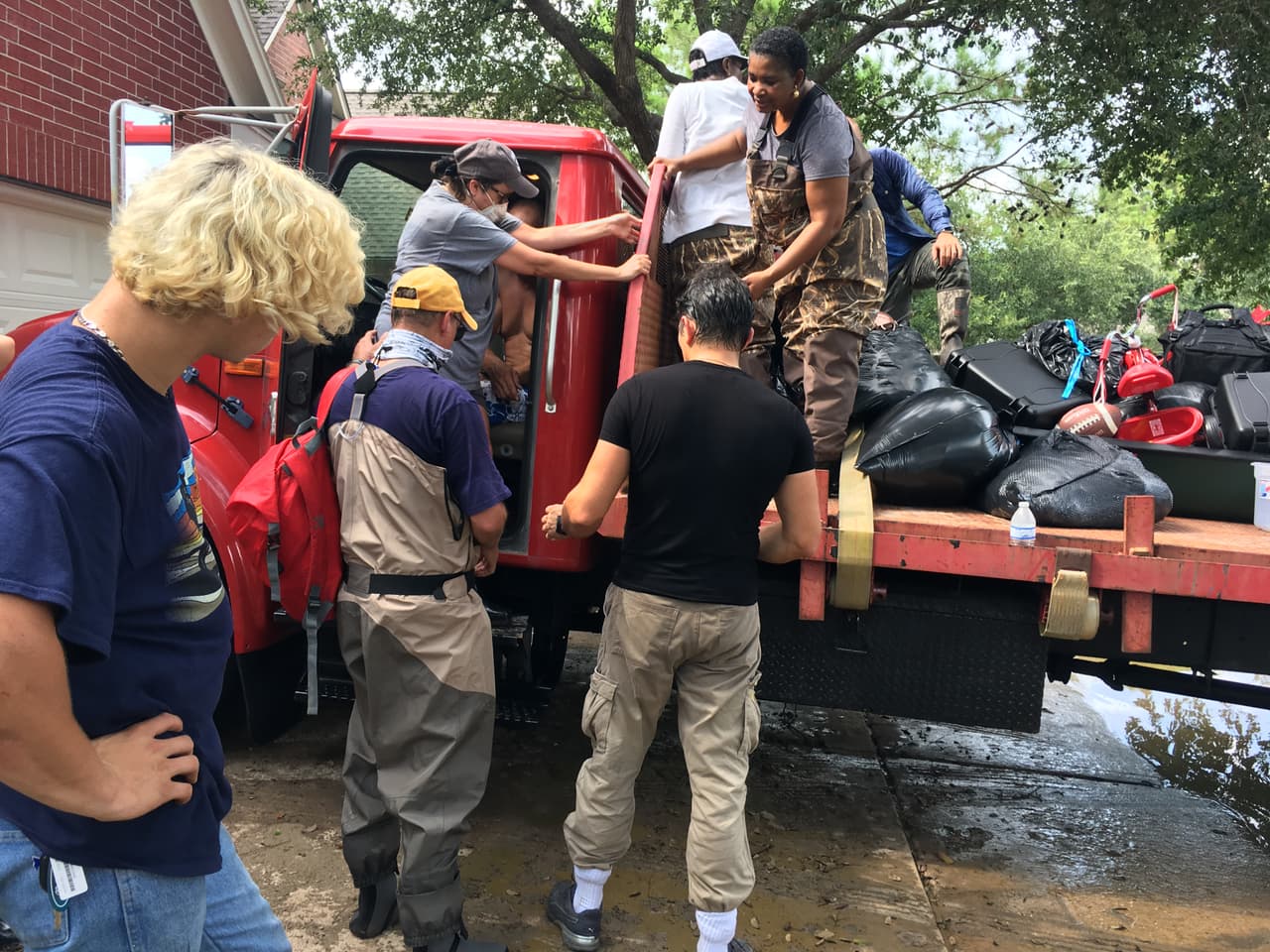 Cindy Ramírez y su esposo suben de nuevo al camión que los trajo hasta su casa para verificar los daños y para recoger algunas medicinas.