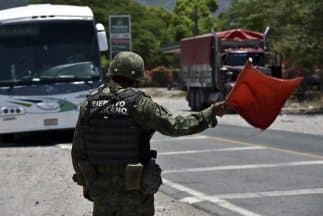 Soldados vigilan y patrullan las principales carreteras y caminos de Jalisco.