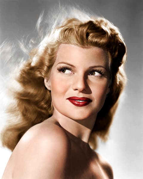 Rita Hayworth fue la primera gran sensación de origen latino nacida en Hollywood; con sus expresivos ojos y labios sensuales, Rita (nacida Margarita Carmen Cancino), fue una reina de la pantalla en las décadas de 1940 y 1950, con una belleza particular y un estilo versátil, ya que lo mismo cantaba y actuaba.