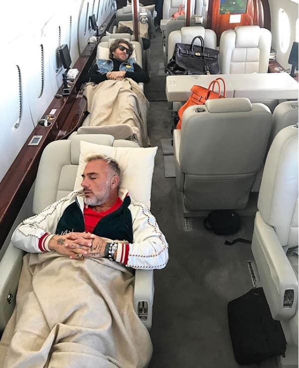 Gianluca, de 50 años, usa su avión valuado en más de 12 millones de dólares para viajar por el mundo.