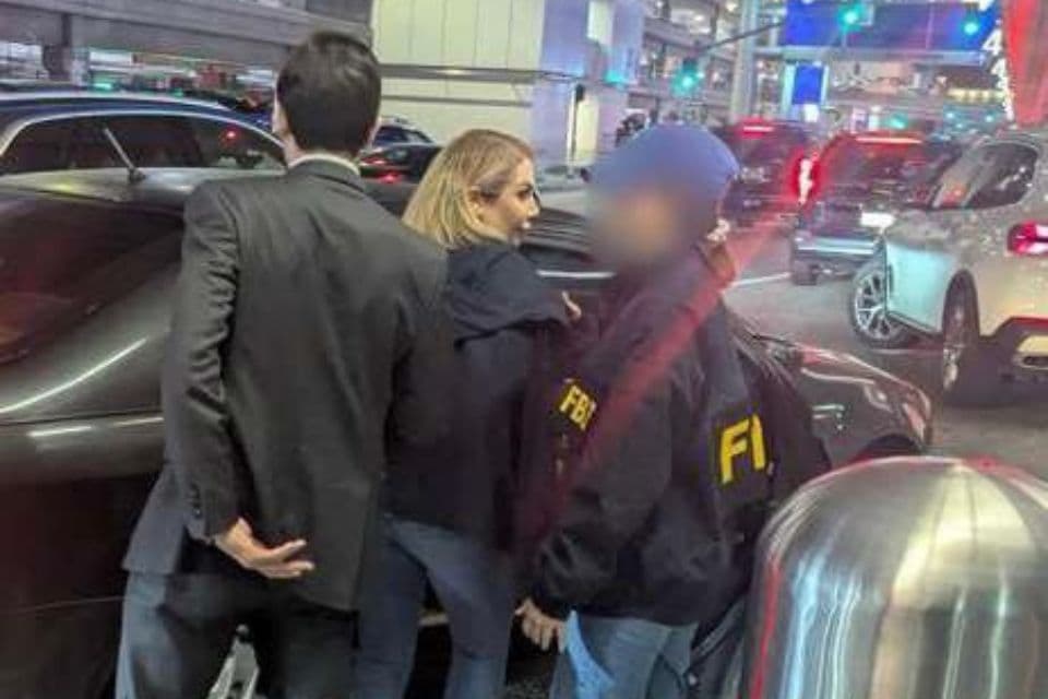 Detienen a una mujer en el aeropuerto de Los Ángeles por cargos de tráfico de armas iraníes