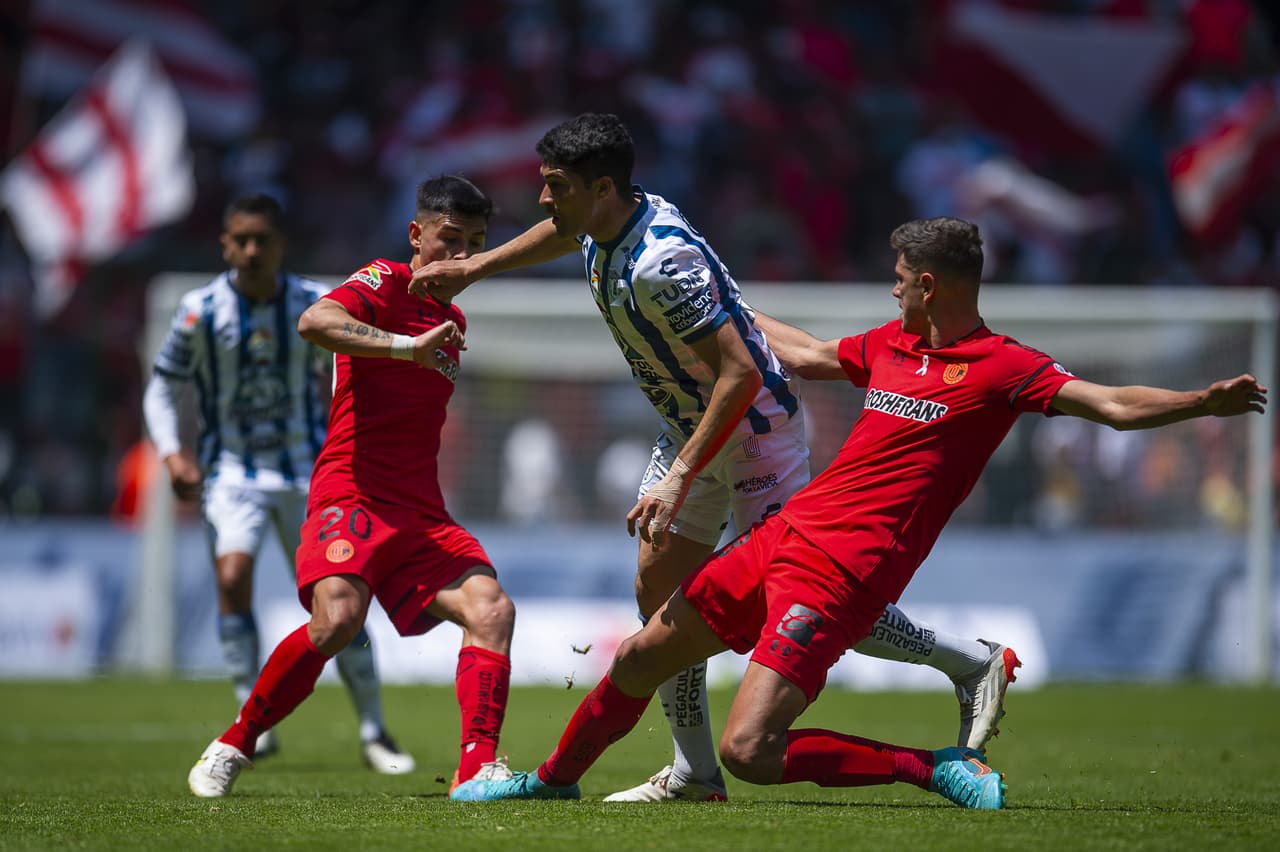 Goles de Víctor Guzmán, Nico Ibáñez y Yairo Moreno tienen a los Tuzos como 'mandones' de la Liga MX al golear Pachuca 3-0 a Toluca de visita.