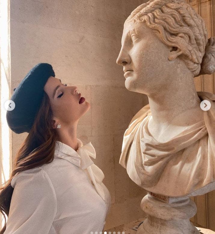 La relación que tendrían el futbolista y la modelo no ha sido del todo clara, aunque ella llegó a decir en noviembre pasado que solo eran amigos. 
<br>