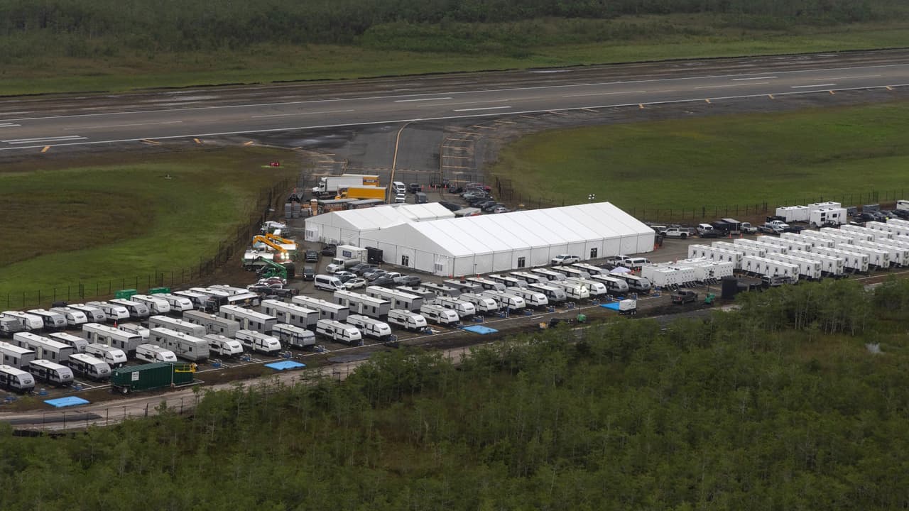 Un plato de comida “que trae gusanos”: la denuncian de migrantes en centro de detención en Florida