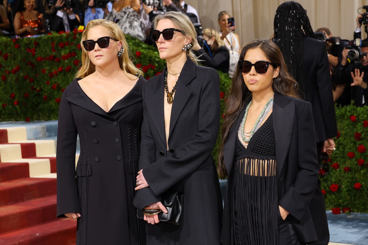 Amy Schumer, Gabriela Hearst y Xiye Bastida en la Met Gala 2022
