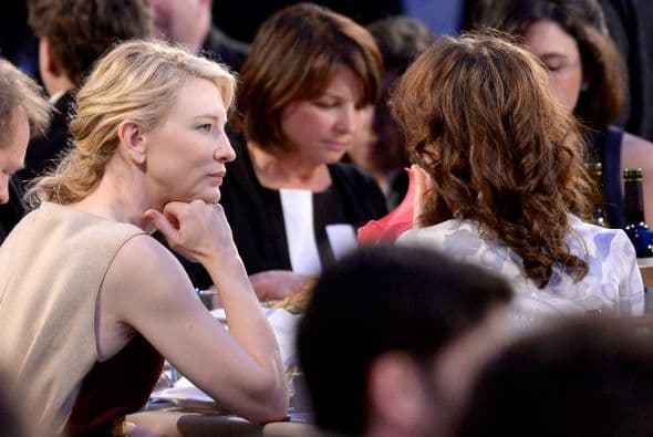 Cate Blanchett, muy atenta. Mira aquí los videos más chismosos.