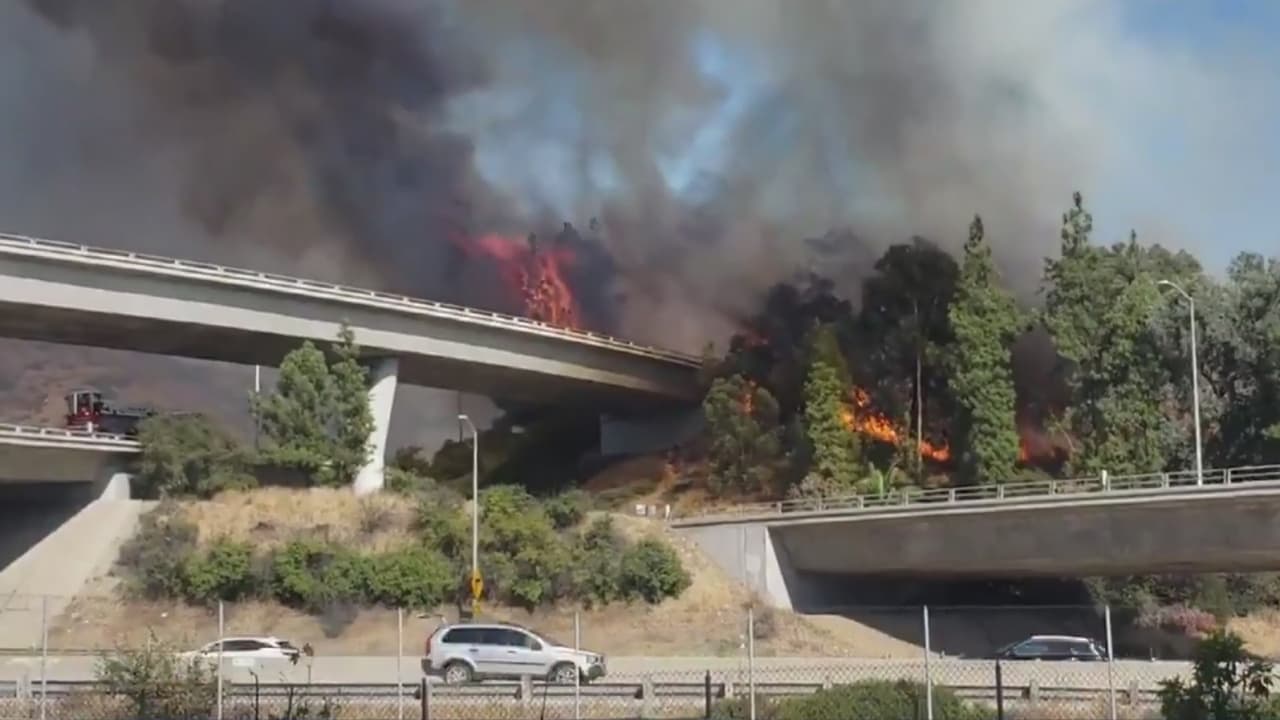 Evacuaciones y cierres de vías por incendio en importante autopista de California