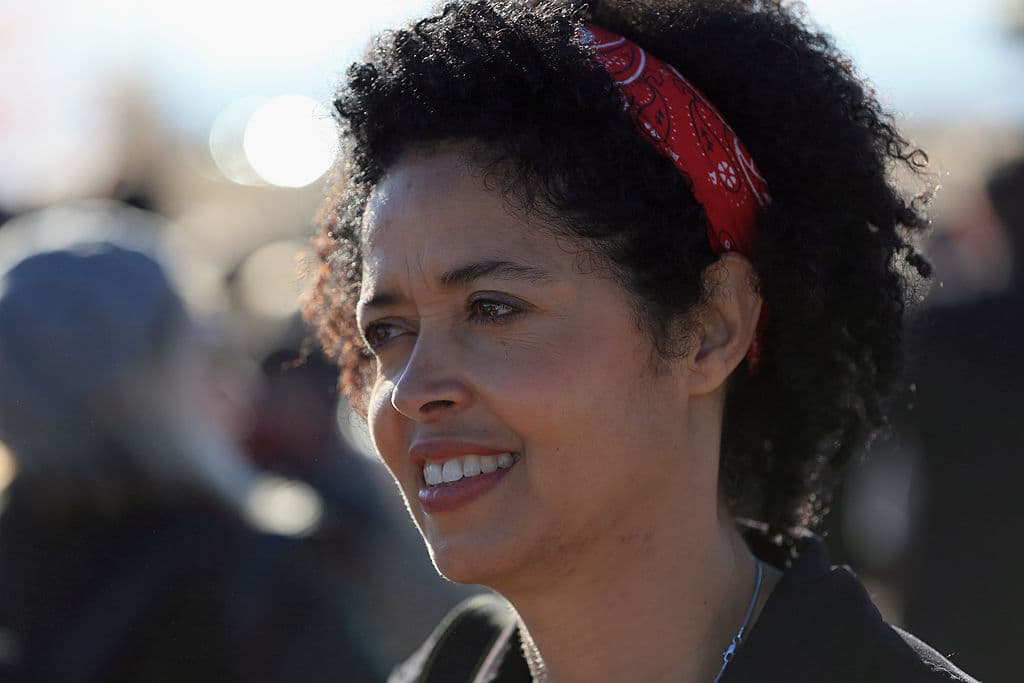 <b>Paula Kahumbu</b> — conservacionista keniana.
<br>
<br>Es mejor conocida como activista en favor de los elefantes y la vida silvestre, encabezando la campaña Hands Off Our Elephants, que se lanzó en 2014 con la primera dama de Kenia, Margaret Kenyatta.