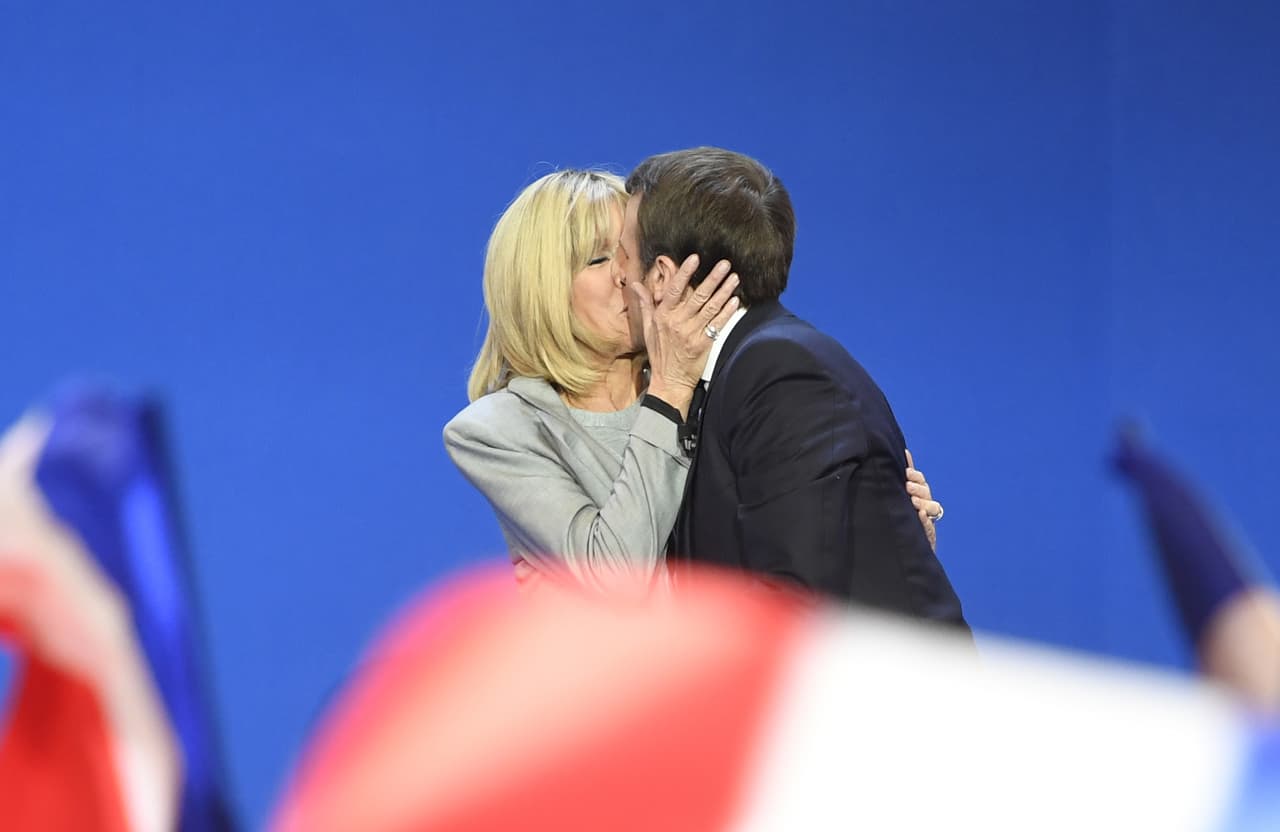 A pesar de que los detractores de Macron han usado la diferencia de edad frente a su mujer como un arma para criticarlo, ellos han mantenido su amor público y muy fuerte.