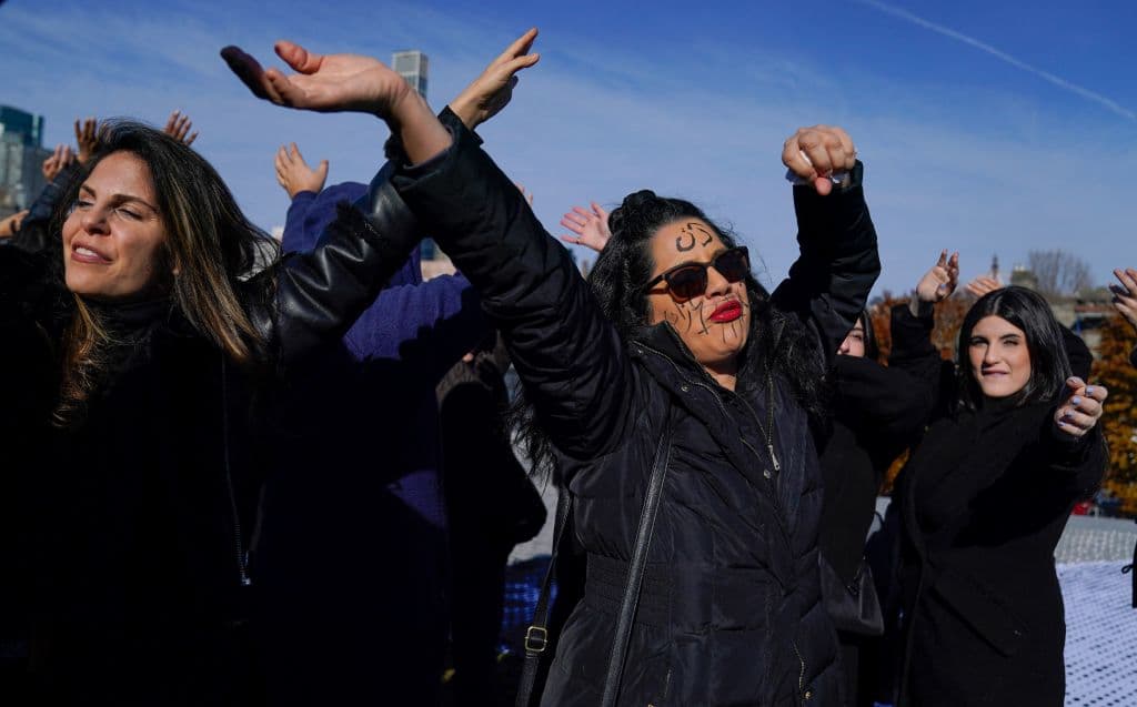 <b>Mujeres de Irán</b> — luchadoras por la libertad.
<br>
<br>La muerte en septiembre pasado de Mahsa Amini, de 22 años, fue la chispa que encendió las protestas en Irán en favor de la libertad de las mujeres. "Las niñas, las mujeres jóvenes y sus aliados, incluidos los hombres, han tomado esta tragedia y la han convertido en algo sin precedentes", dijo el periódico.