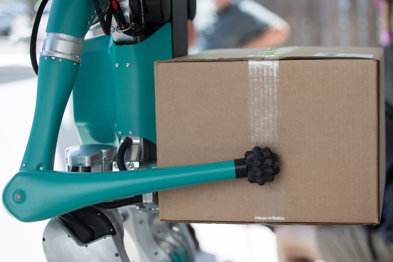 Además de dos piernas, Digit tiene unos "brazos que son una herramienta para moverse por el mundo, ayudándole a levantarse tras una caída, a mantener el equilibrio o abrir una puerta, y que son útiles para manipular o transportar objetos", seńala el doctor Jonathan Hurst, director de tecnología y cofundador de Agility Robotics.