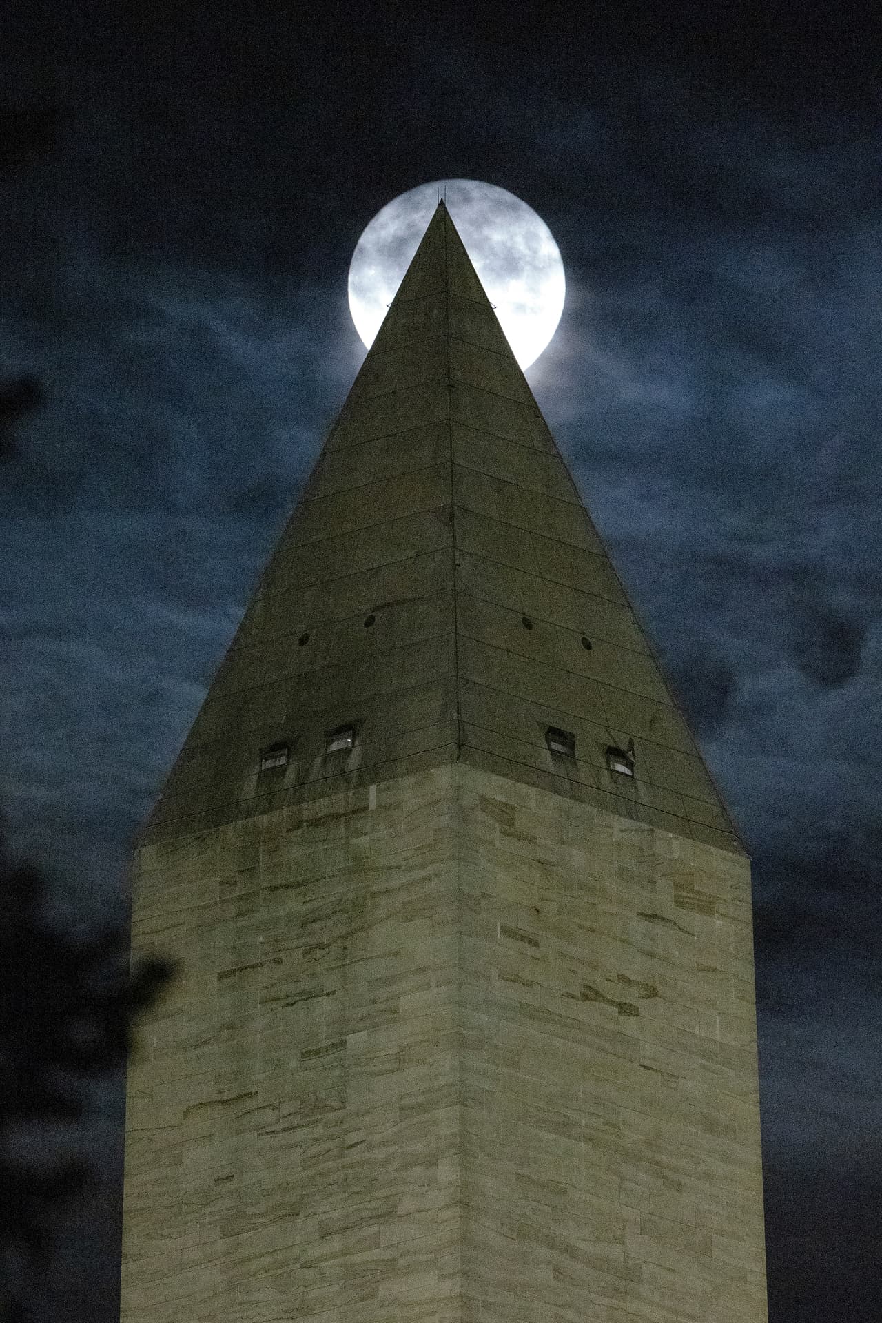 En un año, ocurren de tres a cuatro Superlunas, las cuales tienen efecto en que la fuerza generadora de las mareas sea mayor que en otros momentos.