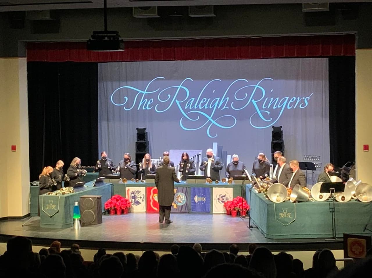 <b><a href="https://www.ticketmaster.com/venue/369155?attractionId=848129" target="_blank">Raleigh Ringers Holiday Concerts (12 y 13 de diciembre)</a></b>: Disfruta de The Raleigh Ringers para sus conciertos navideños anuales en el Duke Energy Center for the Performing Arts en el centro de Raleigh. Esta tradición navideña de Raleigh contará con las interpretaciones únicas del grupo de música sagrada, secular y popular, incluido un poco de rock 'n' roll.