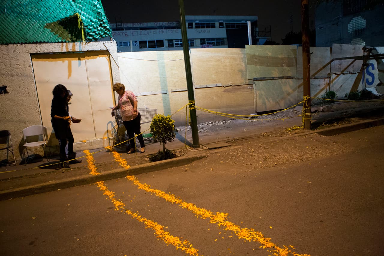 Un camino de pétalos de flores es parte del altar por el Día de los Muertos cerca del colegio Enrique Rébsamen.