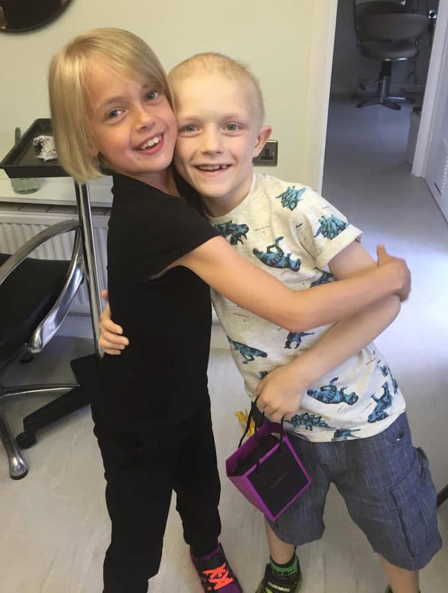 El ‘novio’ de esta pequeña fue diagnosticado con cáncer así que ella se dispuso a ayudarlo.