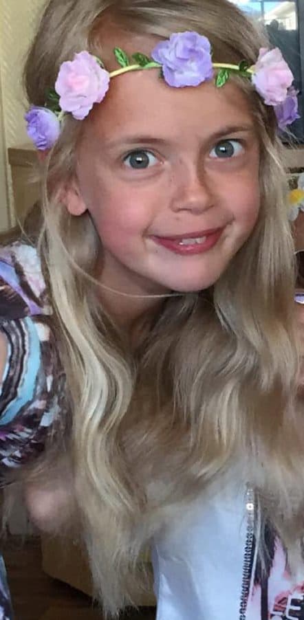 El encantador cabello rizado y rubio de la jovencita fue cortado para mostrar su apoyo a su novio.